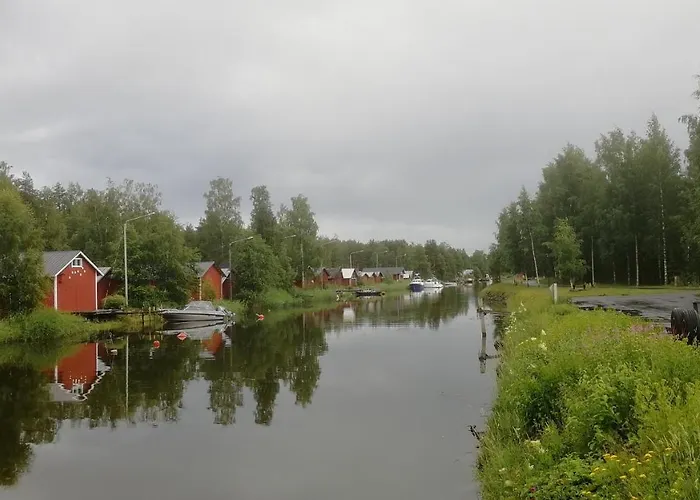 Kalustettu Kolmio Alfred コッコラ